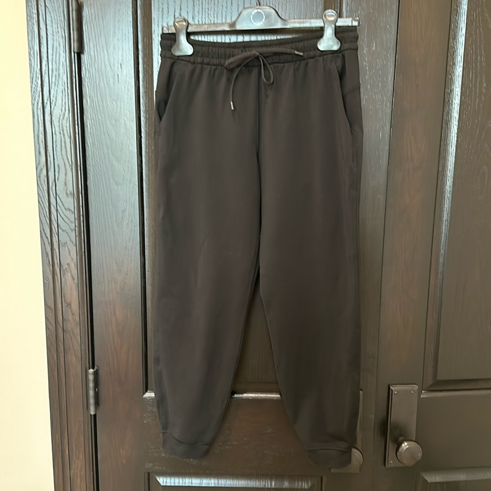 Lululemon classic Fit Joggers. Size 6. Black.